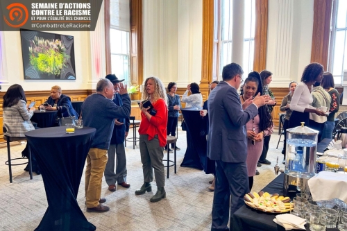 Photo des invités se rencontrent dans la salle de réception de la Ville de Montréal.