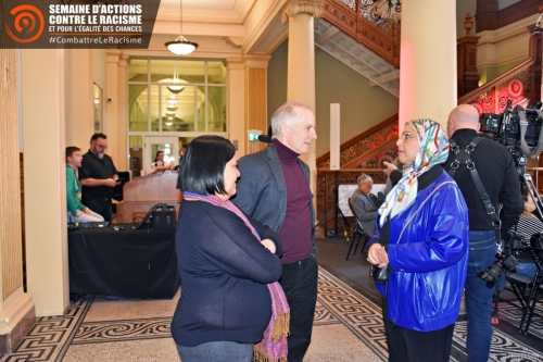 Photo des invités se rencontrent dans la salle de réception de la Ville de Montréal.